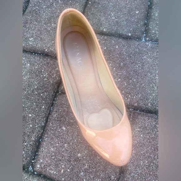 3.5” heel pumps, juts like new, used very few times - Picture 4 of 4